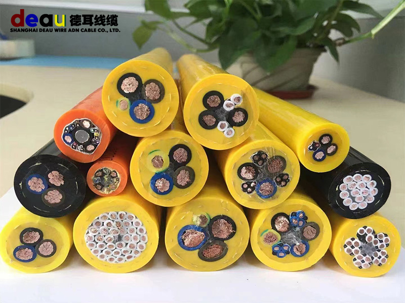 聚氨酯卷筒電纜、抗拉卷筒電纜電纜應(yīng)用：港口機械，盾構(gòu)機，斗輪機，取料機，堆料機，挖掘設(shè)備，大壩升降閘門及各類重型移動設(shè)備的電機驅(qū)動卷筒、彈簧控制卷筒、起升系統(tǒng)適合干燥或潮濕的室內(nèi)或戶外，可運用于高機械應(yīng)力并具有拉伸和扭轉(zhuǎn)應(yīng)力的應(yīng)用場合